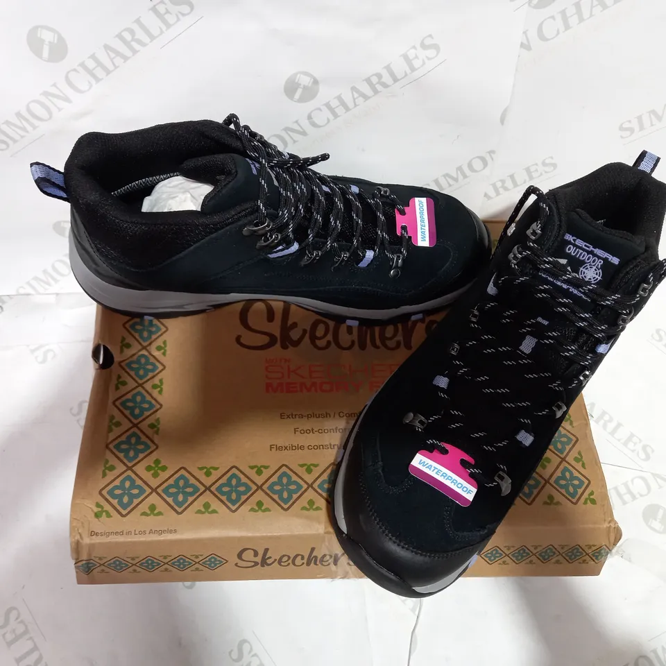 BOXED PAIR OF SKECHERS BLACK WATERPROOF BOOT  - SIZE 8
