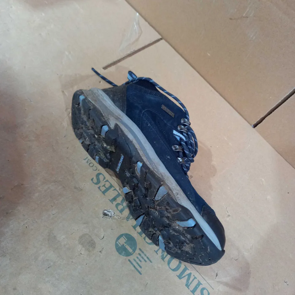 SKETCHER NAVY WATERPROOF BOOTS SIZE 5 AND A HALF 