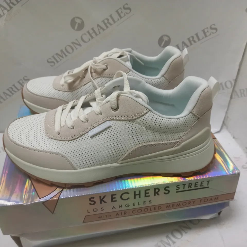 BOXED SKETCHERS STREET LOS ANGELES - SIZE 5