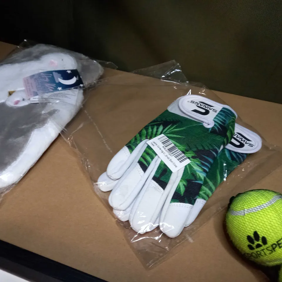 LOT OF APPROX 10 ASSORTED HOUSEHOLD/ GIFT ITEMS TO INCLUDE: HOT WATER BOTTLE, PACKAGED MINE CRAFT FLEECE, VINYL COASTERS
