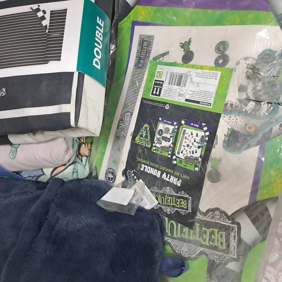 BOX OF APPROXIMATELY 10 ASSORTED BEDDING AND HOUSEHOLD ITEMS TO INCLUDE SOFT TOUCH FESTIVE SINGLE DUVET SET, ETC