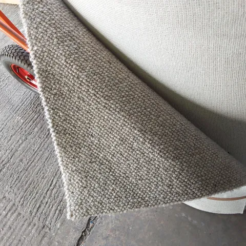ROLL OF QUALITY LAKELAND SILVER HOW CARPET // SIZE: 1M WIDTH X UNSPECIFIED LENGTH
