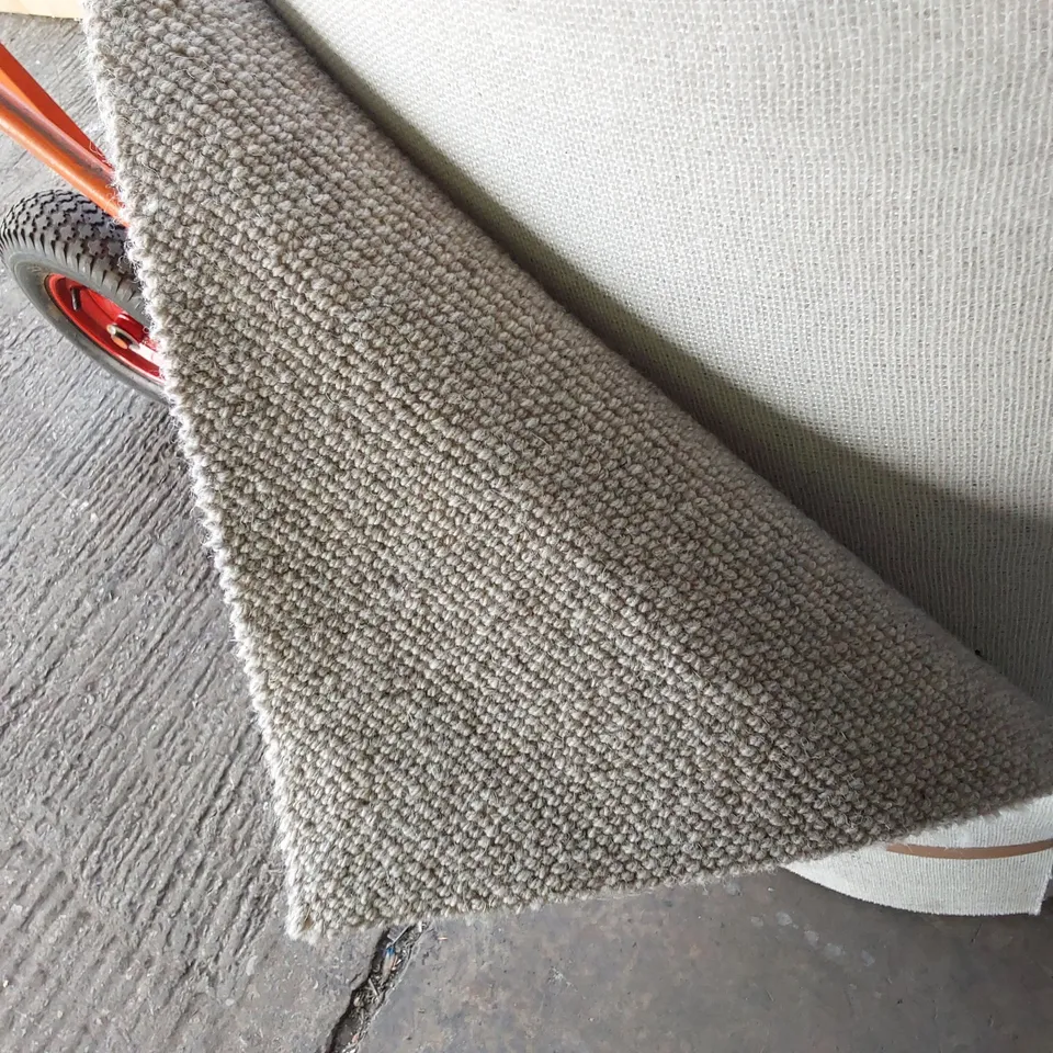 ROLL OF QUALITY LAKELAND SILVER HOW CARPET // SIZE: 1M WIDTH X UNSPECIFIED LENGTH