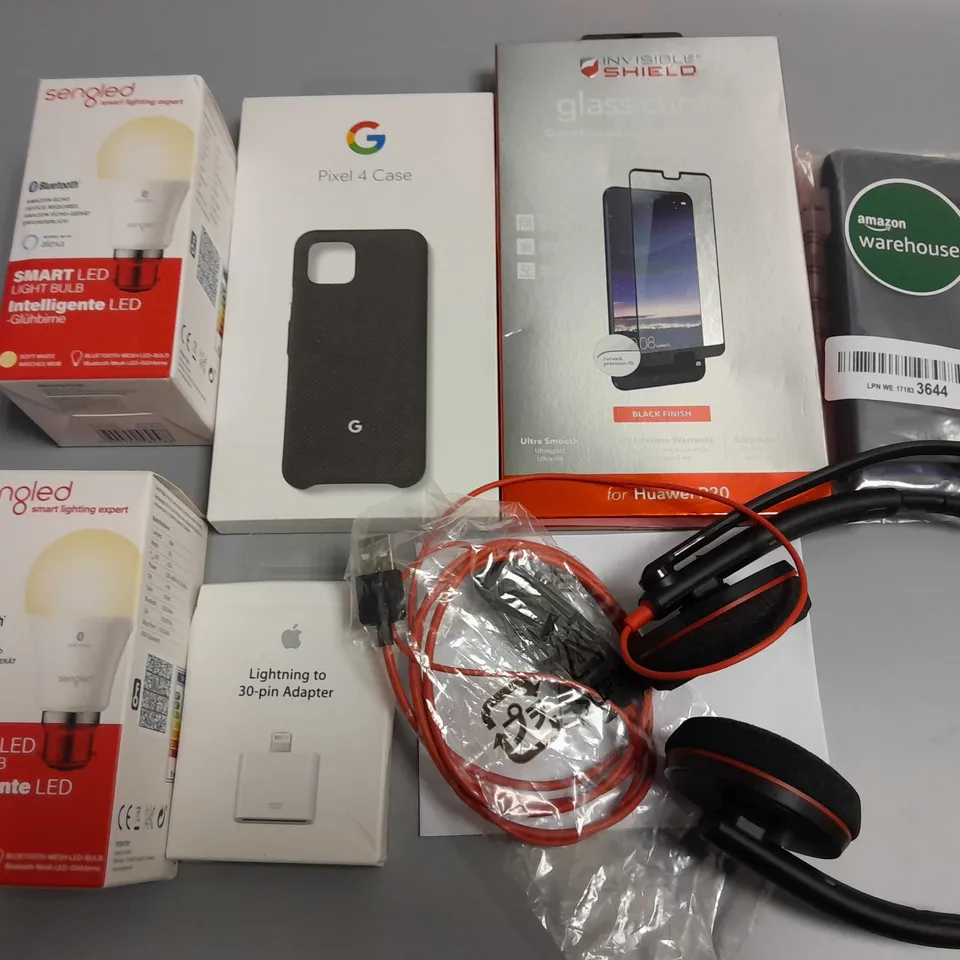 LOT OF 7 ASSORTED TECH ITEMS TO INCLUDE SMART LED LIGHT BULBS, PLT HEADSET AND PIXEL 4 CASE
