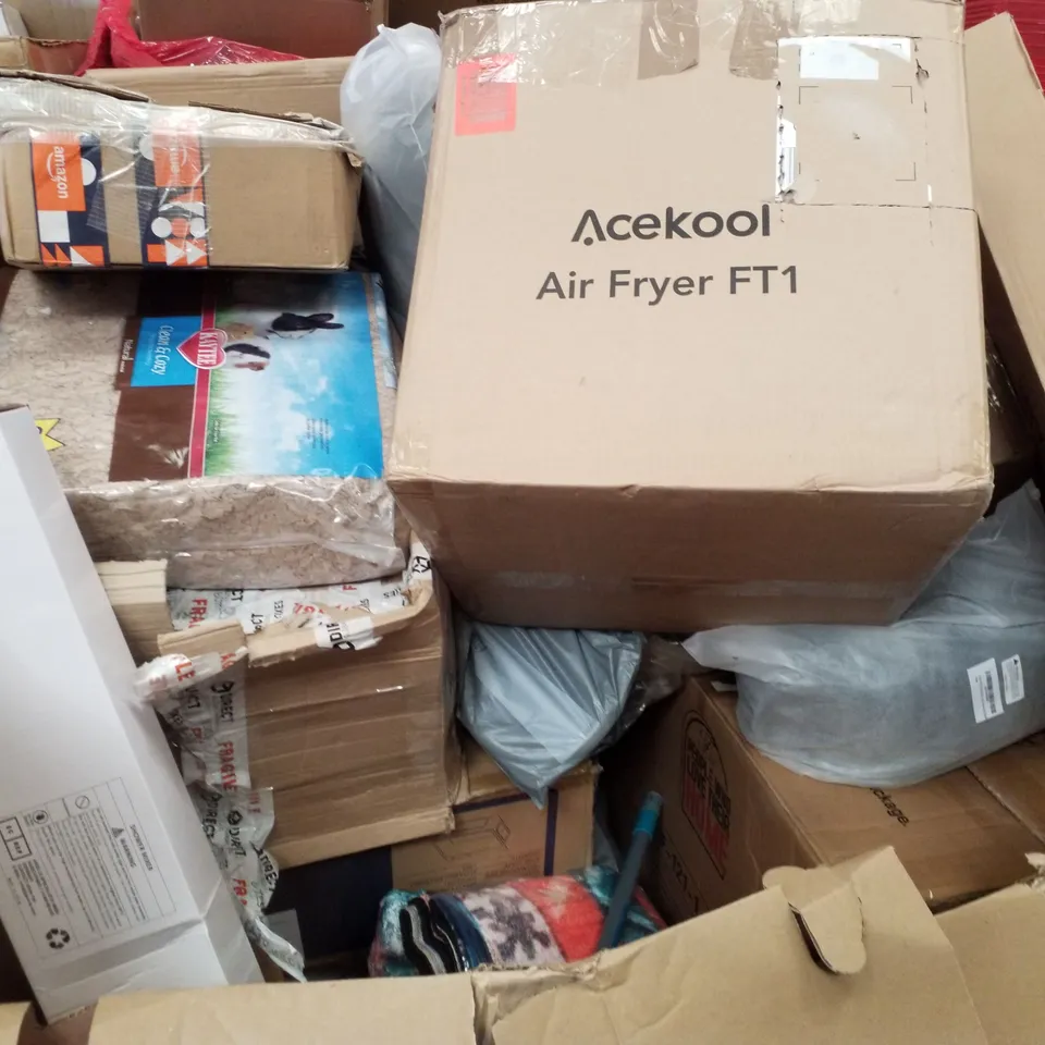 PALLET CONTAINING ASSORTED PRODUCTS INCLUDING AIR FRYER, MULTIFUNCTIONAL FOLDING TABLE, SHOWER MIXER & 48" CHRISTMAS WREATH 