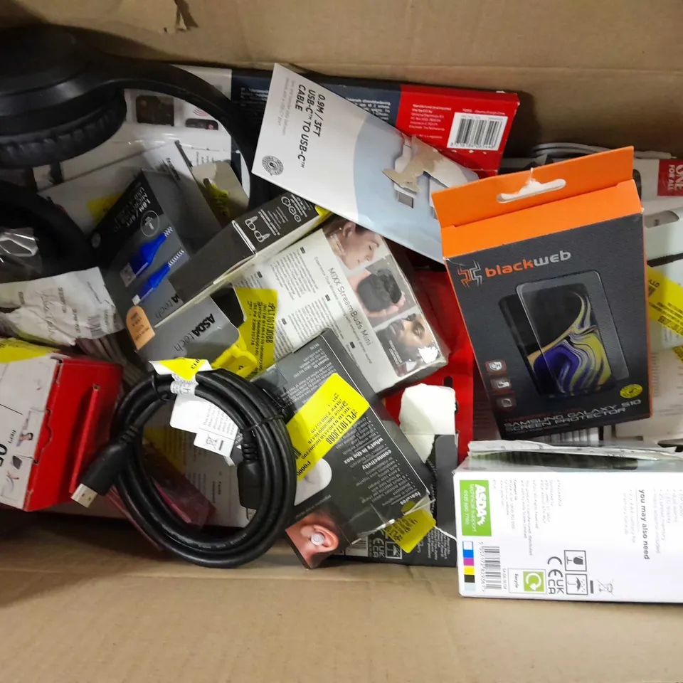 APPROXIMATELY 18 ASSORTED ELECTRICAL ITEMS TO INCLUDE ONE FOR ALL ARIAL, FM ALARM CLOCK, SYNCE AND CHARGE CABLE, ETC