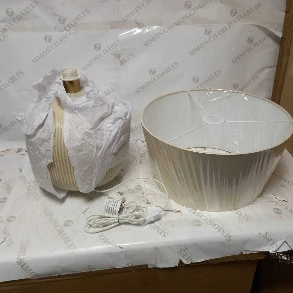 COUNTRY RIB TABLE LAMP CREAM 