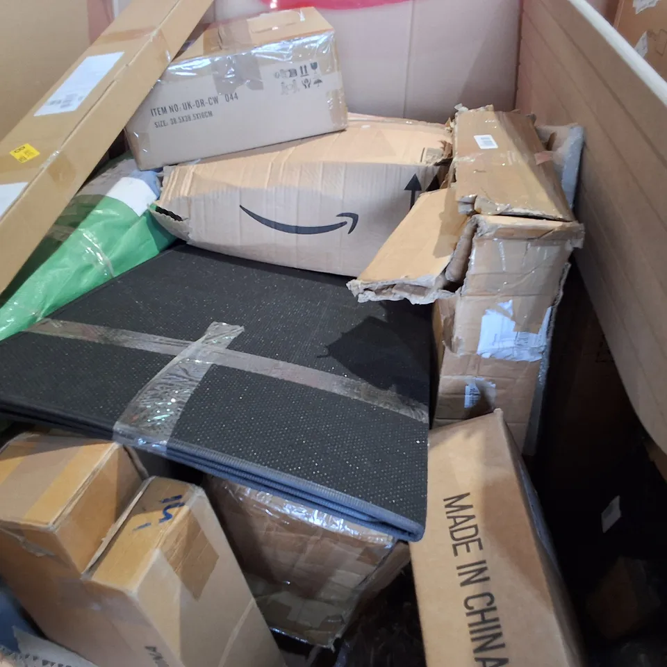 PALLET OF ASSORTED HOUSEHOLD ITEMS TO INCLUDE EXTRASTAR CEILING LIGHT, BOXED SNOW WREATH AND TRI-SCOOTER