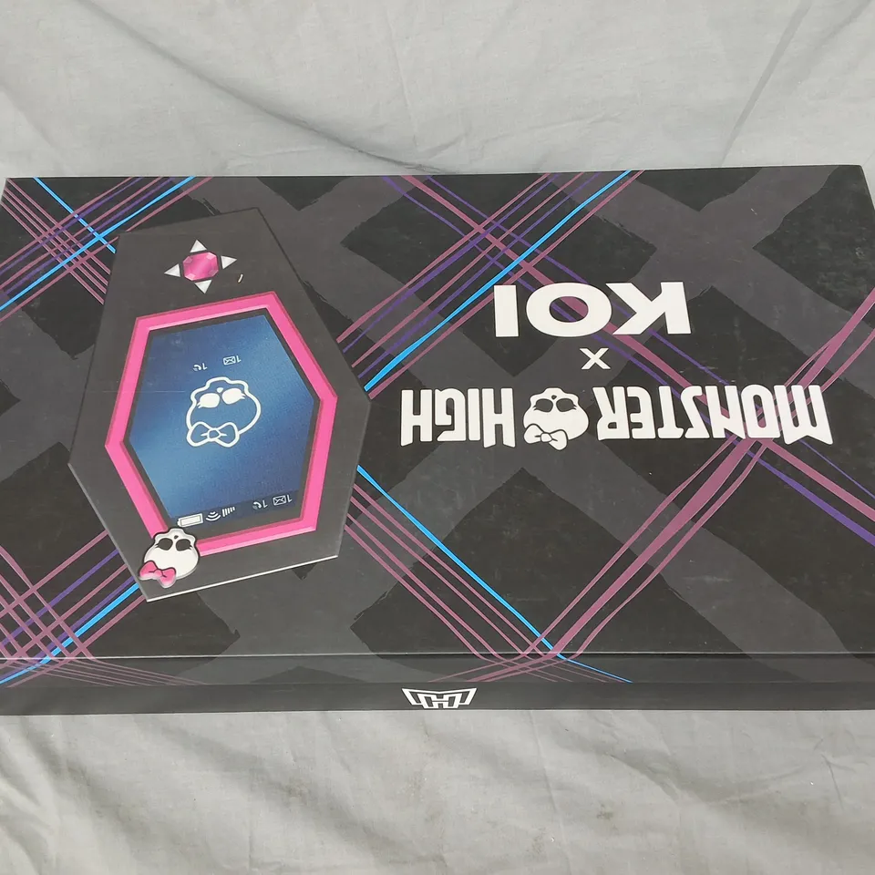 BOXED KOI MONSTER HIGH COUNT FABULOUS LONG BOOTS IN PINK - UK 4