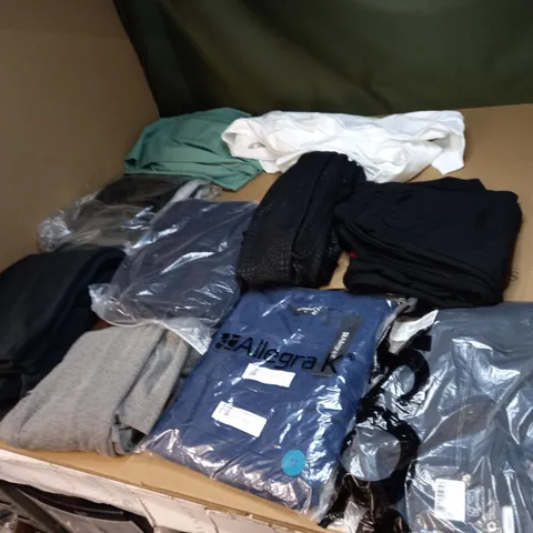 LOT OF APPROX 20 ASSORTED CLOTHING ITEMS TO INCLUDE JUMPERS, JEANS AND T-SHIRTS