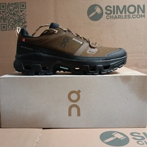 BOXED PAIR OF ON CLOUDROCK LOW WATERPROOF SHOES IN EARTH BROWN/BLACK SIZE 8.5
