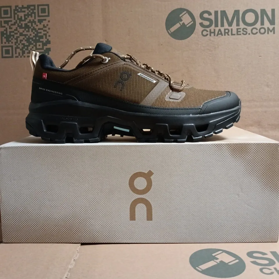 BOXED PAIR OF ON CLOUDROCK LOW WATERPROOF SHOES IN EARTH BROWN/BLACK SIZE 8.5