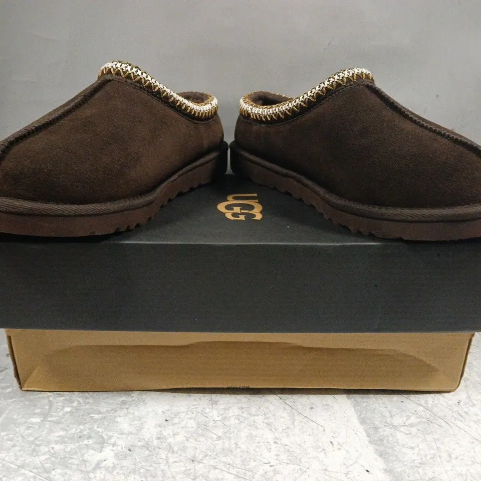 BOXED PAIR OF UGG MEN'S TASMAN SLIPPERS IN DUSTED COCOA SIZE UK 7
