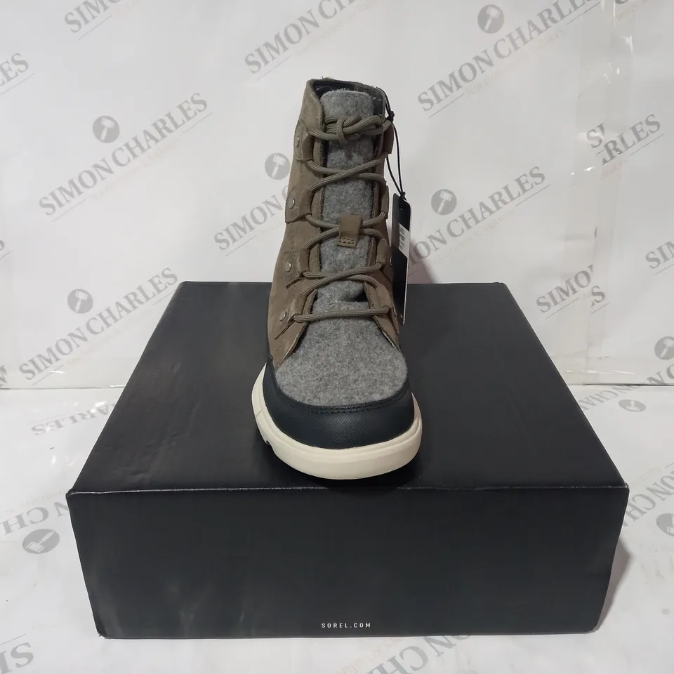 BOXED PAIR OF SOREL EXPLORER II BOOTS IN OLIVE UK SIZE 5