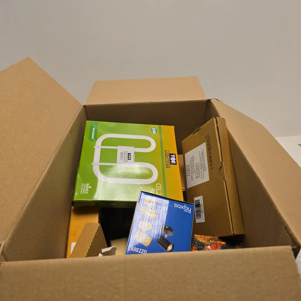 BOX OF APPROXIMATELY 15 ASSORTED LIGHTING ITEMS TO INCLUDE BOOK LIGHT, LED STRIP LIGHT KIT, LED SOLAR LIGHT, LED STRING LIGHTS ETC