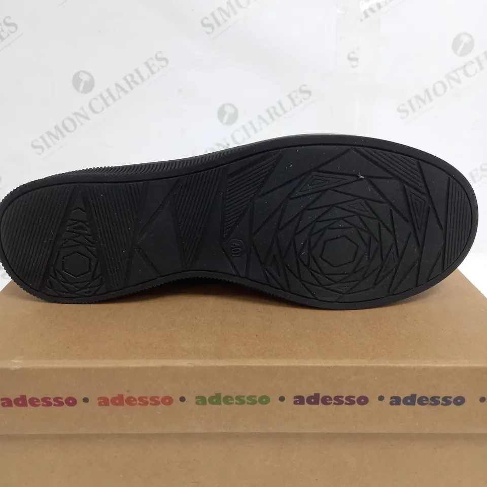 BOXED ADESSO PURPLE LEATHER LOW SHOES - SIZE 7