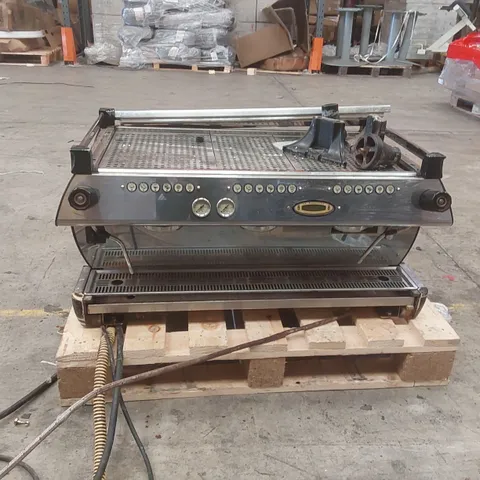 LA MARZOCCO COMMERCIAL 3 GROUP COFFEE MACHINE