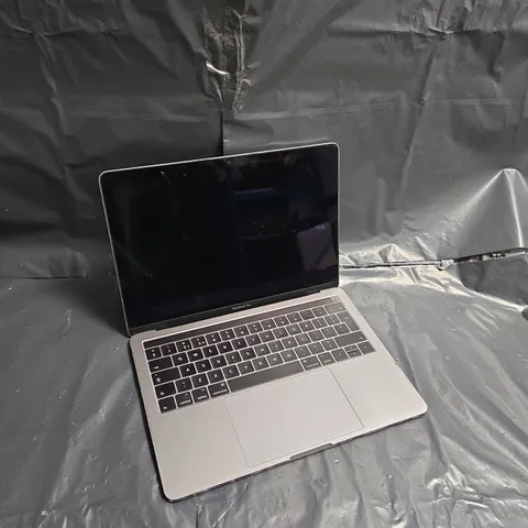 APPLE MACBOOK PRO (A1706)