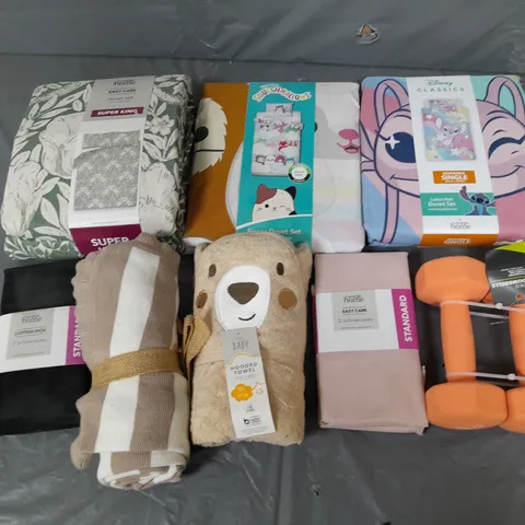 APPROXIMATELY 8 ASSORTED HOUSEHOLD ITEMS TO INCLUDE VARIOUS BEDDING IN VARIOUS SIZES AND STYLES