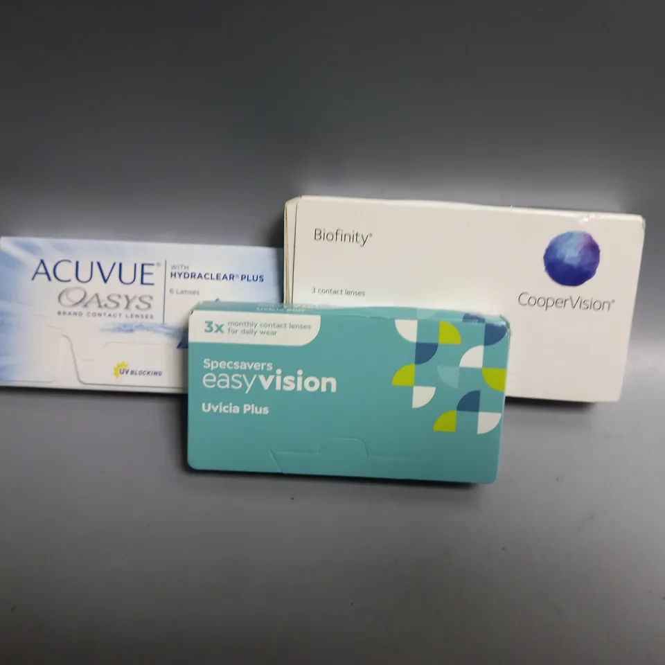 APPROXIMATELY 60 ASSORTED CONTACT LENS PRODUCTS TO INCLUDE COOPER VISION BIOFINITY TORIC 3PCS, SPECSAVERS EASY VISION UVICIA PLUS 3PCS, ACUVUE OASYS 6PCS