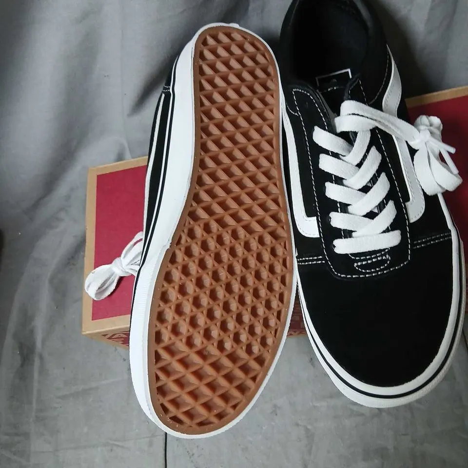 VANS WARD SNEAKERS – BLACK/WHITE – UK 5 (US 7.5 / EU 38)