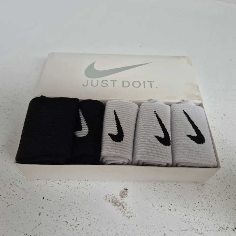 NIKE JUST DO IT SOCKS SET – 5 PAIRS (BLACK & WHITE)
