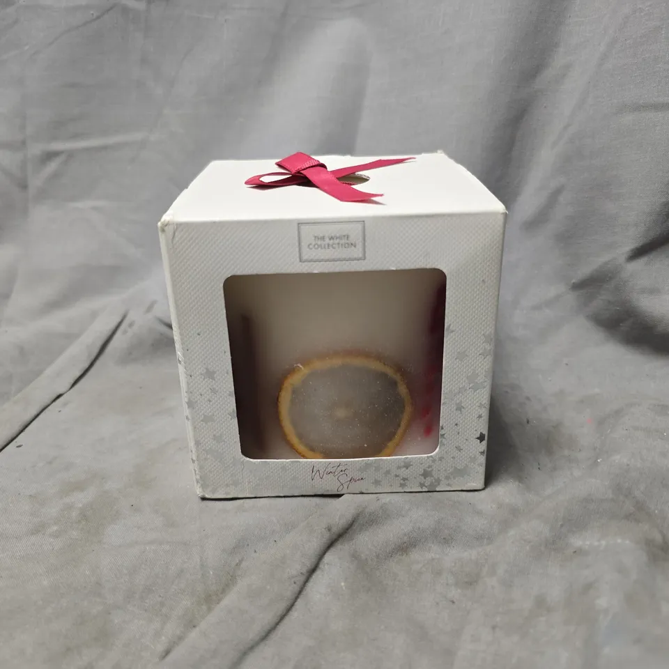BOXED THE WHITE COLLECTION WINTER SPICE BOTANICAL CANDLE (580G)