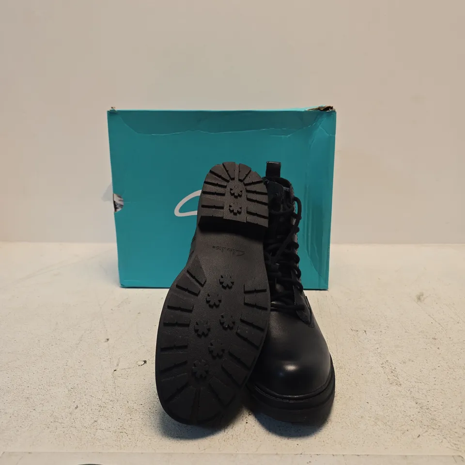 CLARKS ORINOCO3 STYLE BLACK LEATHER BOOTS – UK 8
