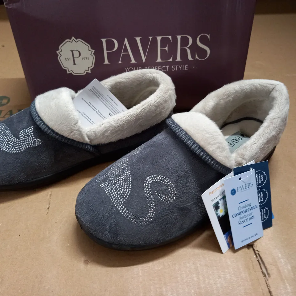 BOXED PAIR OF PAVERS GREY MEMORY FOAM SLIPPERS - 6(39)