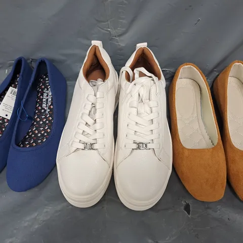 BOX OF APPROXIMATELY 15 ASSORTED PAIRS OF SHOES AND FOOTWEAR ITEMS IN VARIOUS COLOURS, STYLES, AND SIZES - COLLECTION ONLY