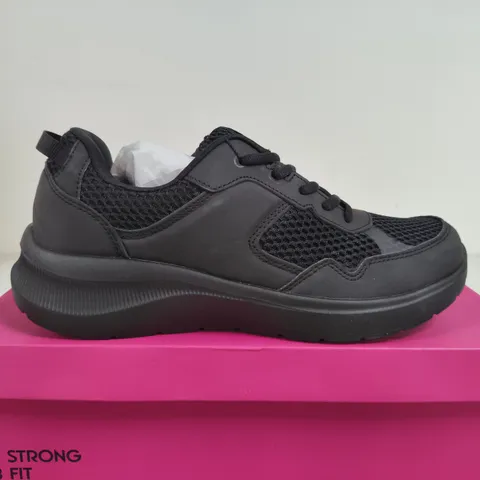BOXED PAIR OF B STRONG LADIES OWN LABEL TRAINERS – BLACK, UK SIZE 7