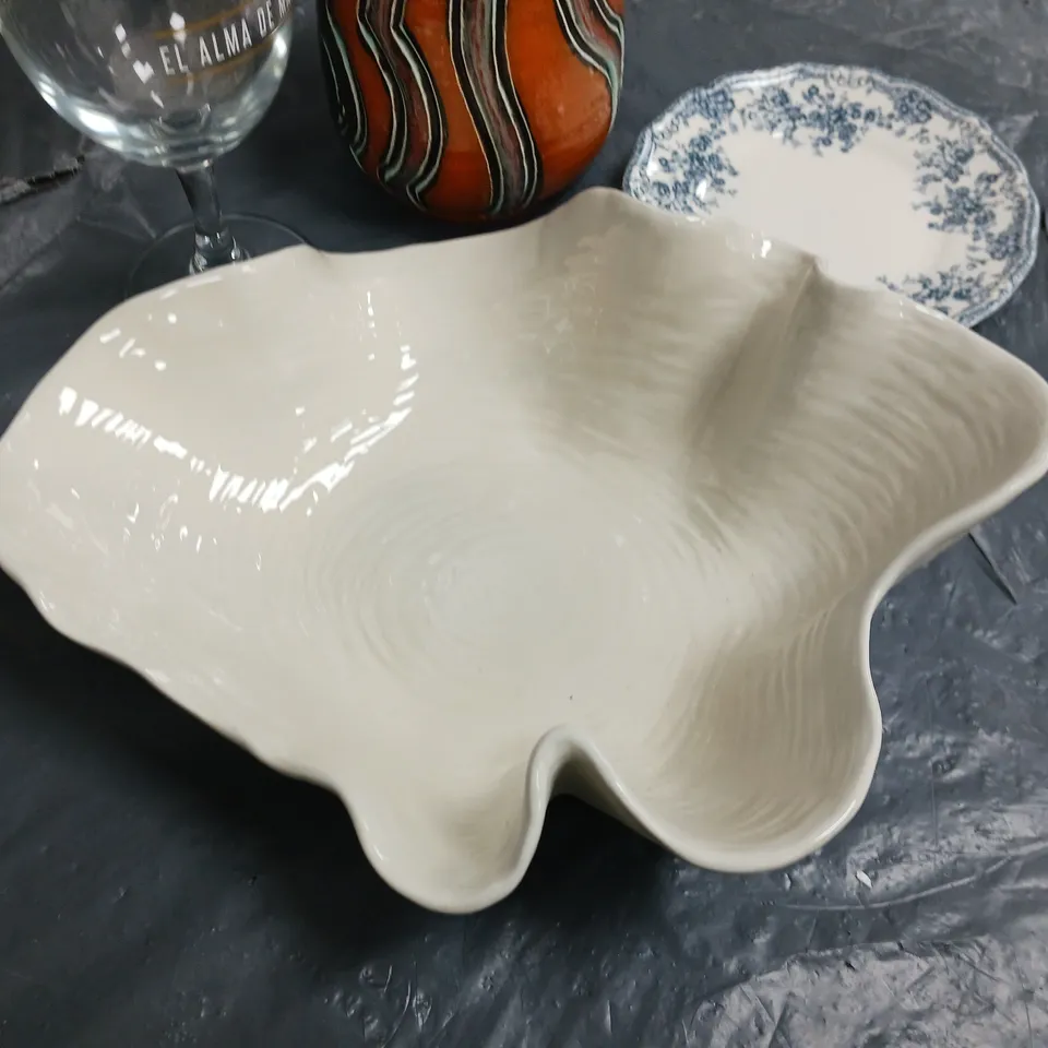 LOT OF 7 ASSORTED HOUSEHOLD ITEMS TO INCLUDE PLATES, BOWL AND VASE