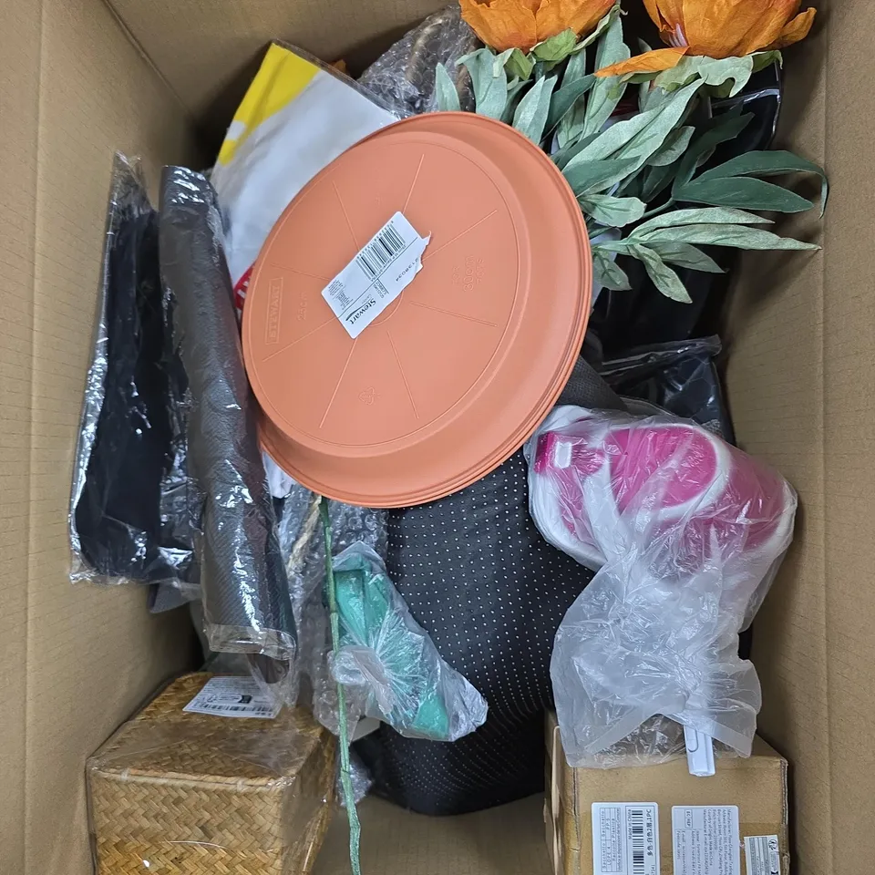 APPROXIMATELY 15 ASSORTED HOUSEHOLD PRODUCTS TO INCLUDE HOME DECOR, GARDEN TRAY, PET MAT ETC 