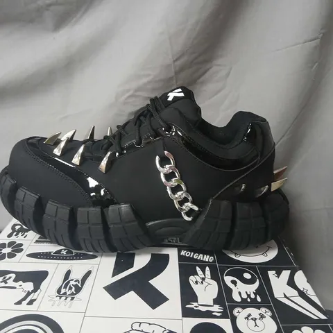 KOI DEATH BRAND MEN'S SPIKE TREAD TRAINERS – BLACK, UK9