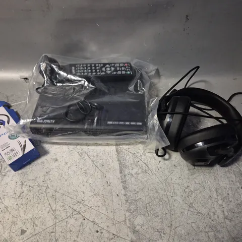 APPROXIMATELY 8 ASSORTED ELECTRICAL PRODUCTS TO INCLUDE DVD PLAYER, EARPHONES, HEADSETS ETC 