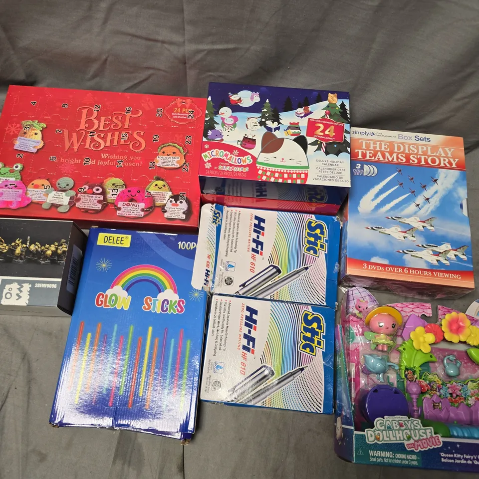 ASSORTED CHILDREN'S TOYS & GAMES TO INCLUDE ADVENT CALENDAR, GLOW STICKS, TENNIS BALLS, AND GABBY'S DOLLHOUSE PLAYSET BOX