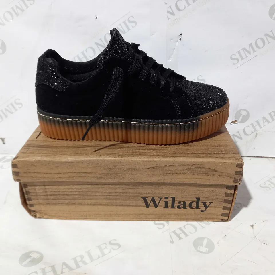 BOXED PAIR OF WILADY SHOES IN BLACK W. GLITTER EFFECT EU SIZE 38