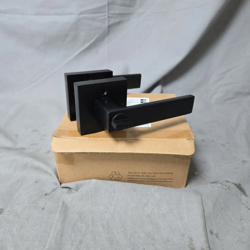 BLACK MATTE SQUARE-BACKPLATE DOOR LEVER HANDLE – INTERIOR DOOR