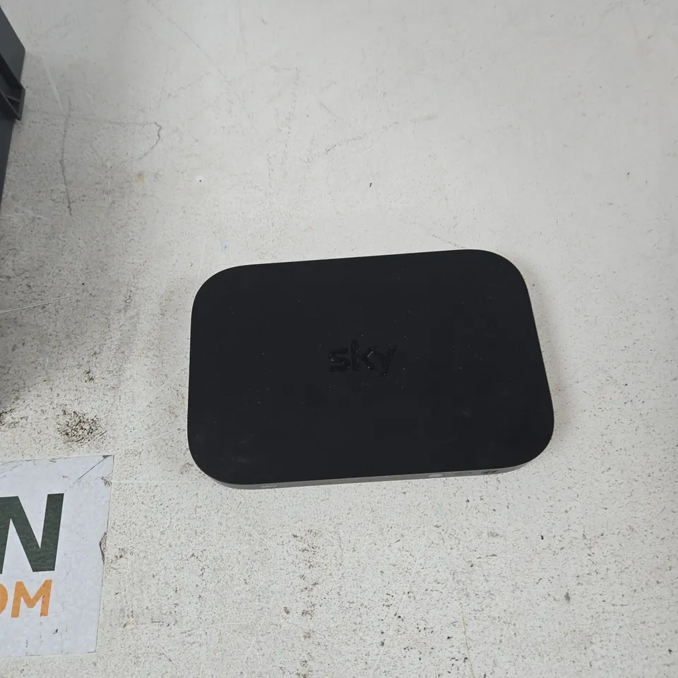 TOTE OF APPROXIMATELY 10 ASSORTED ITEMS TO INCLUDE: SKY BROADBAND ROUTER