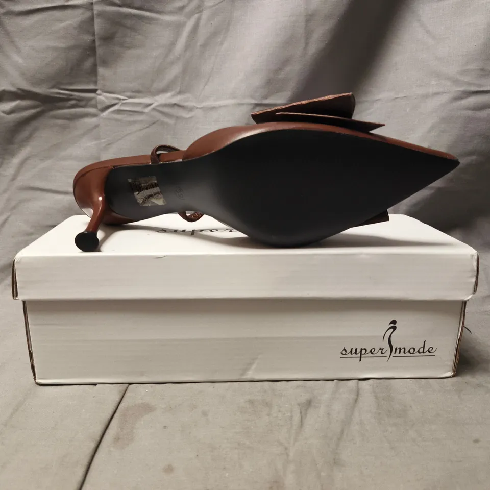 BOXED PAIR OF SUPER MODE POINTED TOE HEELED SHOES WITH BOW DETAIL IN CHOCOLATE SIZE EU 39