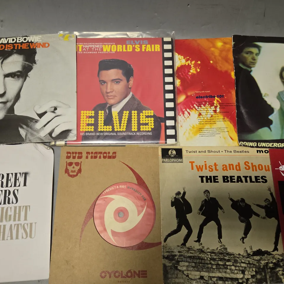 APPROX 12 ASSORTED 7" VINYLS TO INCLUDE DAVID BOWIE, ELVIS, THE BEATLES, ETC 