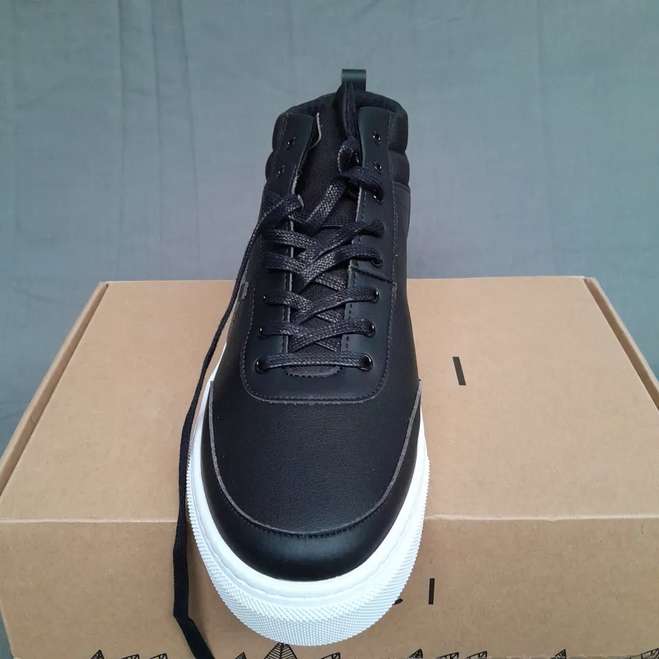BOXED PAIR OF LOCI HERO HIGHTOP BLACK TRAINER SIZE 10