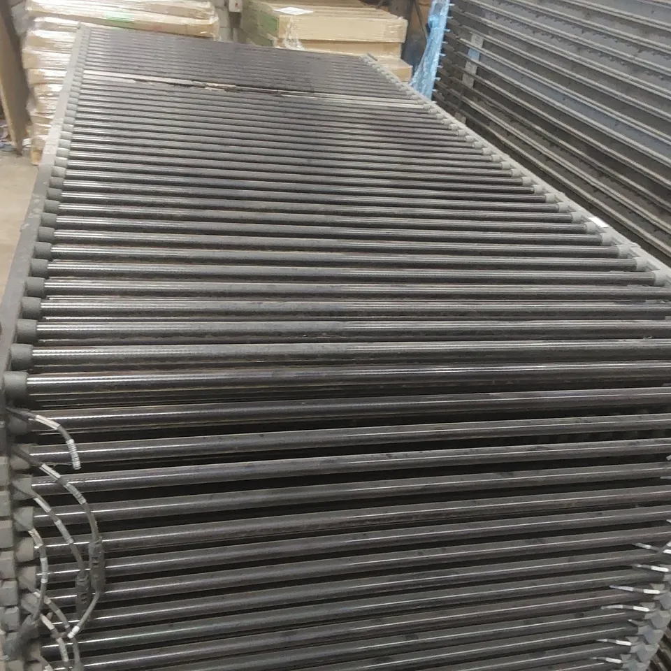 PALLET CONTAINING A VERY LARGE QUANTITY OF SOLYNDRA 200W SOLAR PANELS