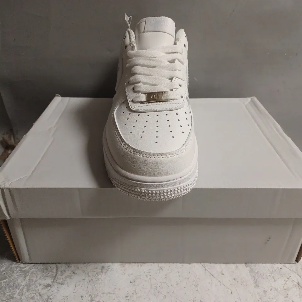BOXED PAIR OF NIKE AIR FORCE 1 '07 SHOES IN WHITE SIZE UK 7