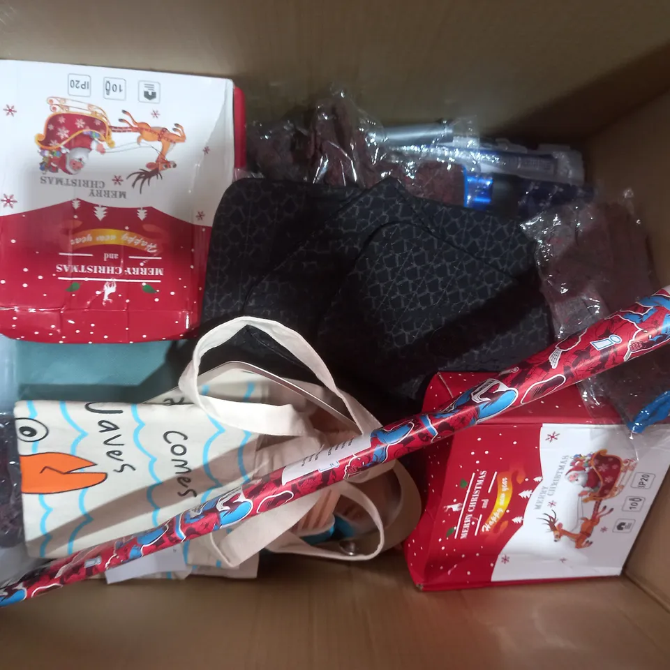 BOX OF APPROXIMATELY 20 ASSORTED HOUSEHOLD ITEMS TO INCLUDE COTTON SATEEN STANDARD PILLOWCASE PAIR, DREAM ROTATING PROJECTION LAMP, ETC