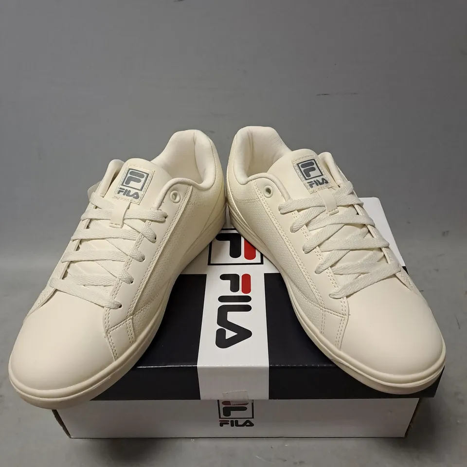 BOXED PAIR OF FILA CAMALFI GARDANIAS TRAINERS IN OFF WHITE SIZE MENS 7 