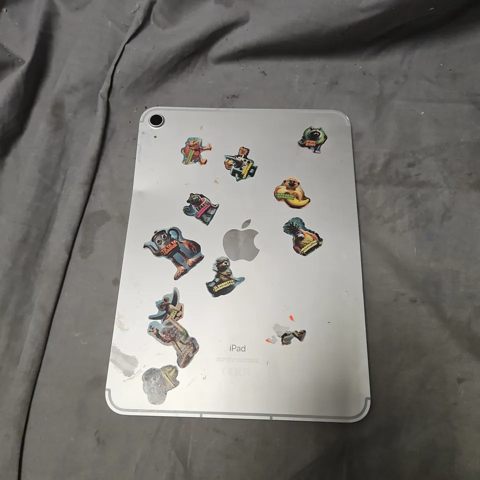 APPLE IPAD – SILVER TABLET (CRACKED FRONT SCREEN)