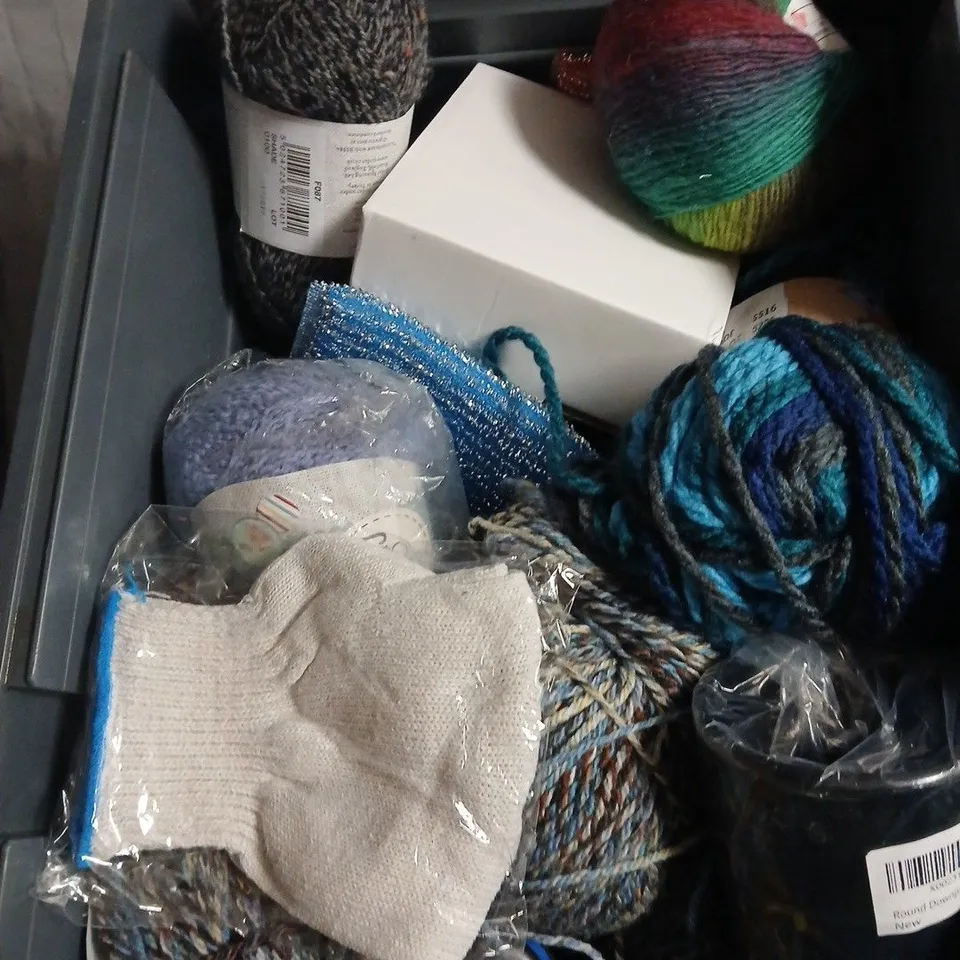 APPROXIMATELY 20 ASSORTED HOUSEHOLD ITEMS TO INCLUDE SKIPPING ROPE, CUWELT WOODEN SLICES AND SAFETY PINS