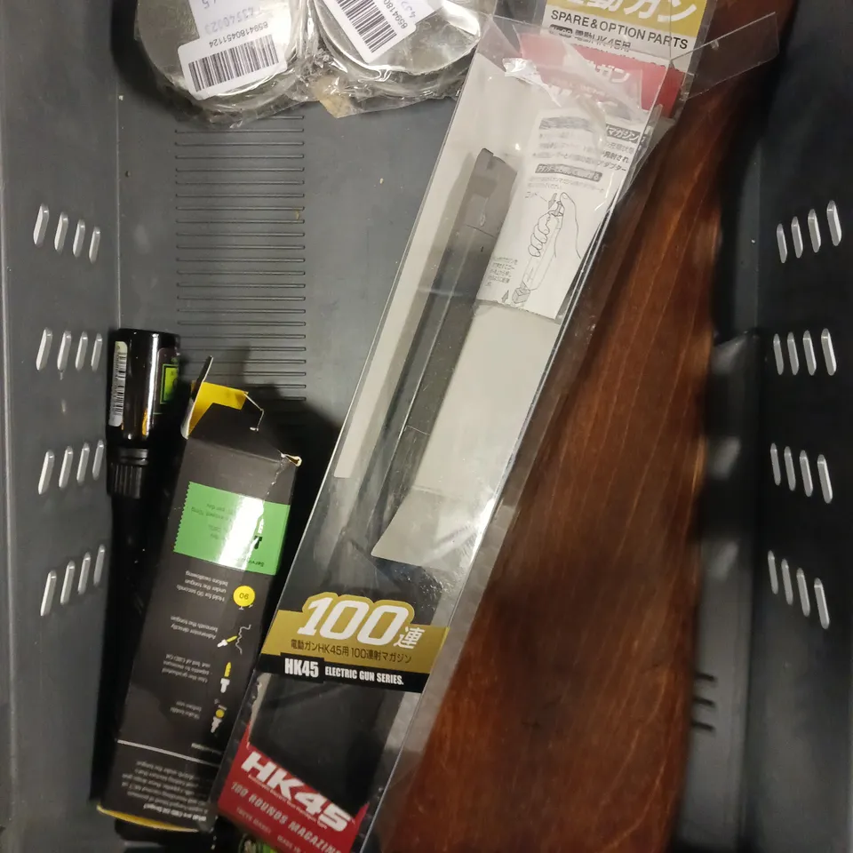 APPROXIMATELY 10 ASSORTED SPORTS/HOBBY PRODUCTS TO INCLUDE MAGAZINES, SLING SHOT, BB'S ETC - COLLECTION ONLY