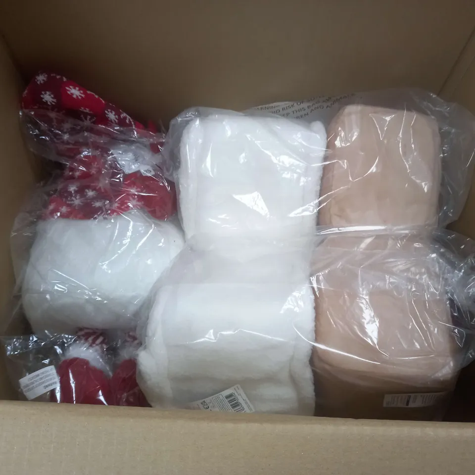 LOT OF 11 ASSORTED AS NEW SEASONAL HOMEWARE ITEMS TO INCLUDE THROWS, GONKS, DISCO GNOME AND GINGERHOUSE CUSHIONS